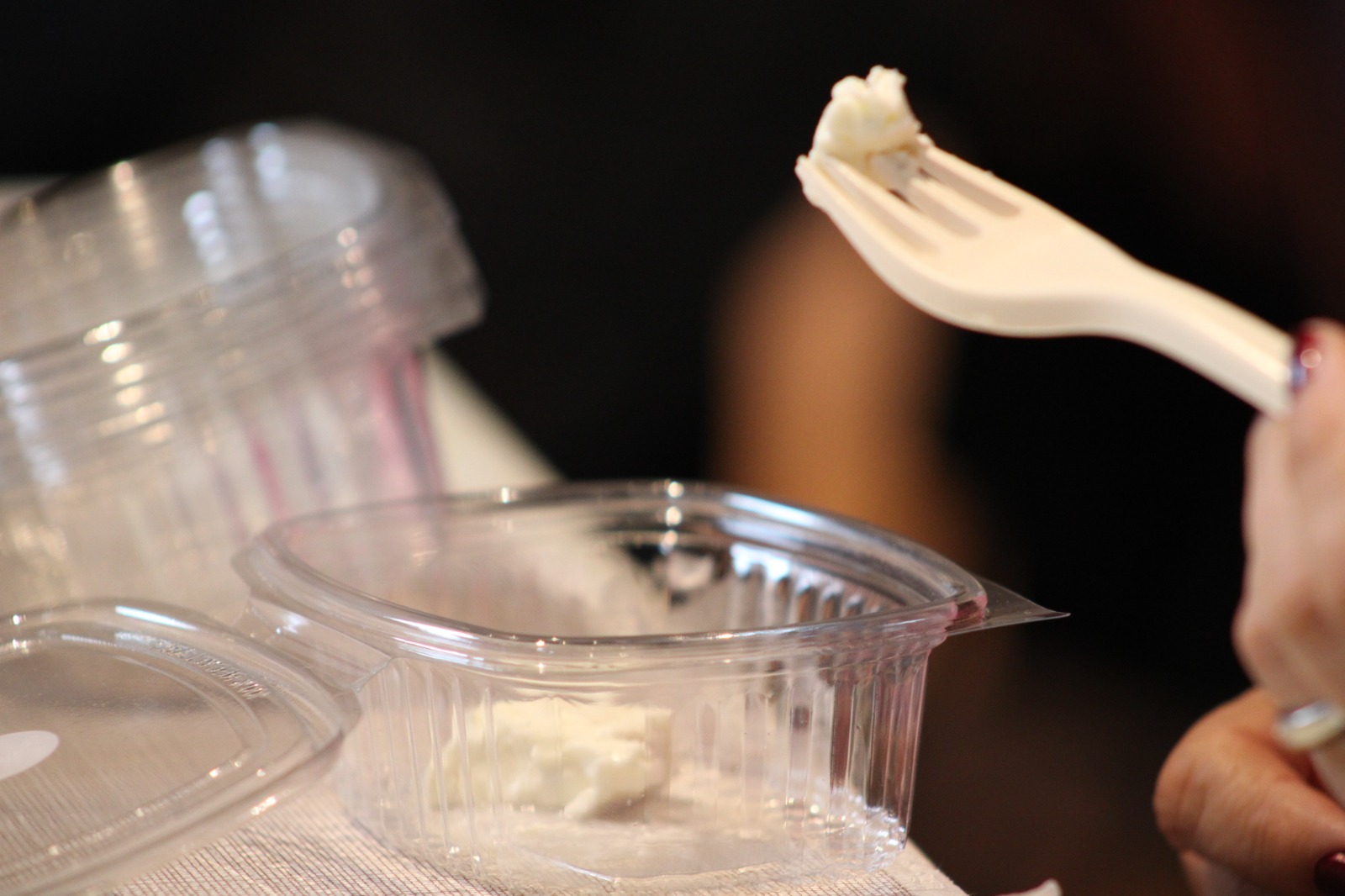 Degustazione di un campione anonimo di formaggio da parte del pubblico.