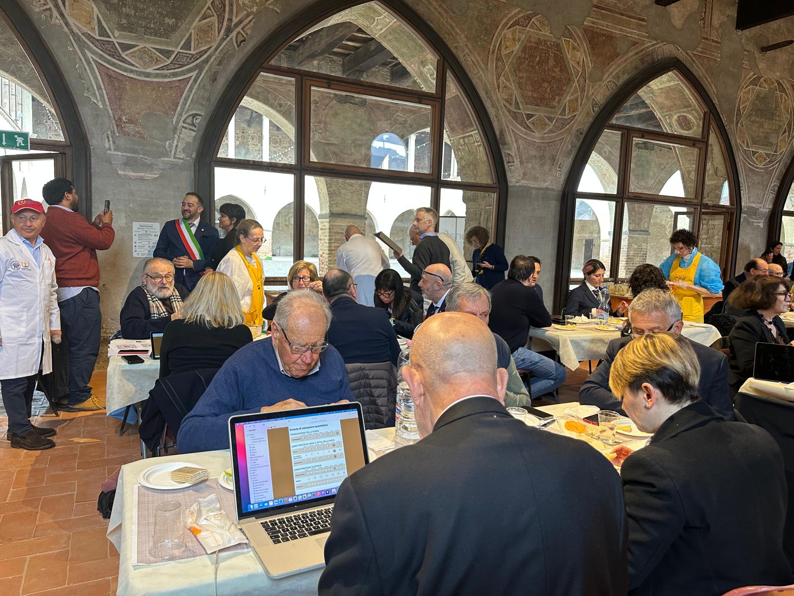 Sessione di assaggio ONAF, campioni e scheda digitale di valutazione.